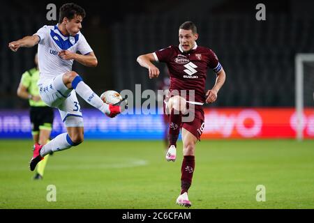 Turin (Italien), 08. Juni 2020. Die Italienerin Seria A. Andrea Papetti aus Brescia Calcio (L) und Andrea Belotti aus Turin (R) im Einsatz während des Serie A-Spiels zwischen Turin und Brescia Calcio. FC Turin gewinnt 3-1 gegen Brescia Calcio. Quelle: Marco Canoniero/Alamy Live News Stockfoto