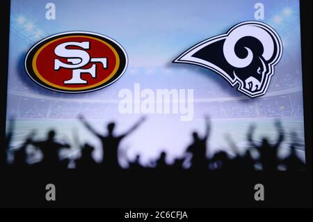 San Francisco 49ers gegen Los Angeles Rams. Fans unterstützen NFL Game. Silhouette der Unterstützer, große Leinwand mit zwei Rivalen im Hintergrund. Stockfoto