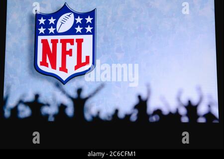 Die National Football League – NFL. Fans unterstützen das professionelle Team der American National Foorball League. Silhouette der Unterstützer im Vordergrund. Logo Stockfoto