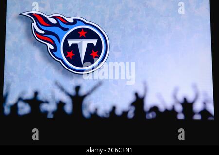 Tennessee Titans. Fans unterstützen das professionelle Team der American National Foorball League. Silhouette der Unterstützer im Vordergrund. Logo auf dem großen Bildschirm. Stockfoto