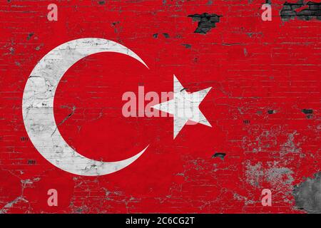 Türkei Flagge auf grunge zerkratzte Betonoberfläche. Nationaler Vintage Hintergrund. Retro-Wandkonzept. Stockfoto