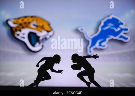 Jacksonville Jaguars vs. Detroit Lions. NFL Match Poster. Zwei amerikanische Fußballspieler Silhouette gegenüberliegende einander auf dem Feld. Vereinslogo im Rücken Stockfoto