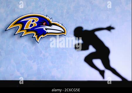 Baltimore Ravens. Silhouette des professionellen amerikanischen Fußballspielers. Logo des NFL-Clubs im Hintergrund, bearbeiten Raum. Stockfoto