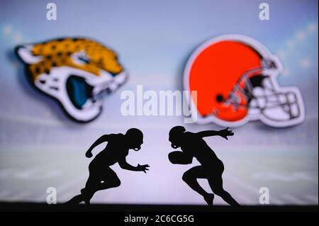 Jacksonville Jaguars vs. Cleveland Browns. NFL Match Poster. Zwei amerikanische Fußballspieler Silhouette gegenüberliegende einander auf dem Feld. Clubs Logo in BA Stockfoto