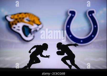 Jacksonville Jaguars vs. Indianapolis Colts. NFL Match Poster. Zwei amerikanische Fußballspieler Silhouette gegenüberliegende einander auf dem Feld. Logo der Clubs in Stockfoto