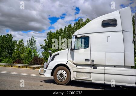 Langstrecke pro Industrieklasse Big Rig weißen Semi-Truck mit Schutzwächter Transport von Fracht im Kühlschrank Semi-Truck fahren auf der Multiline h Stockfoto