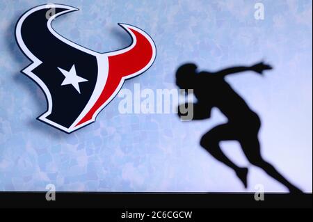 Houston Texans. Silhouette des professionellen amerikanischen Fußballspielers. Logo des NFL-Clubs im Hintergrund, bearbeiten Raum. Stockfoto