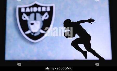 Las Vegas Raiders. Silhouette des professionellen amerikanischen Fußballspielers. Logo des NFL-Clubs im Hintergrund, bearbeiten Raum. Stockfoto