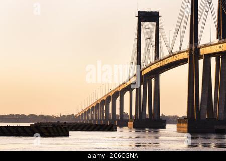 Corrientes Brücke von der Küste bei Sonnenuntergang an einem sonnigen Tag gesehen - Corrientes, Argentinien. Stockfoto