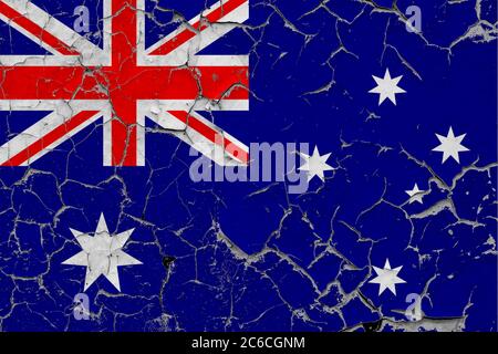 Australien Flagge Nahaufnahme grungy, beschädigt und verkratzt an der Wand abblätternde Farbe, um die Innenseite der Oberfläche zu sehen. Vintage National Konzept. Stockfoto