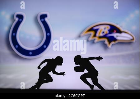 Indianapolis Colts gegen Baltimore Ravens. NFL Match Poster. Zwei amerikanische Fußballspieler Silhouette gegenüberliegende einander auf dem Feld. Logo der Clubs auf der Rückseite Stockfoto