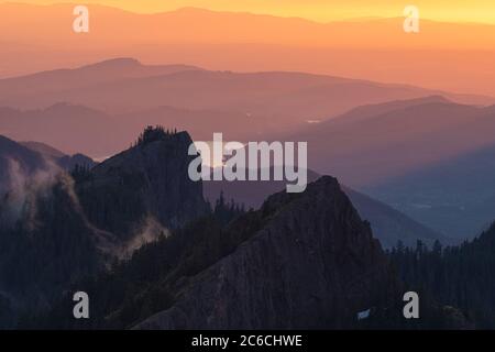 Sonnenuntergang vom High Rock Lookout, Blick nach Westen, nahe Mount Rainier, Washington State, USA Stockfoto