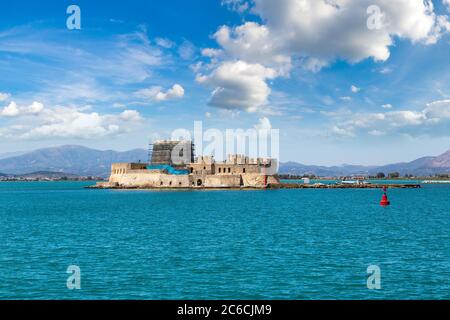 Bourtzi Festung in Griechenland, Nafplion in einem schönen Sommertag Stockfoto