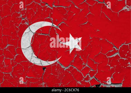 Türkei Flagge Nahaufnahme grungy, beschädigt und verkratzt an der Wand abblätternde Farbe, um die Innenseite der Oberfläche zu sehen. Vintage National Konzept. Stockfoto