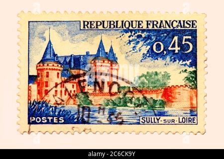 Alte französische Briefmarke des berühmten Chateaux Sully-Sur-Loire, im Loire-Tal, von 1961, gedruckt in Frankreich. Stockfoto