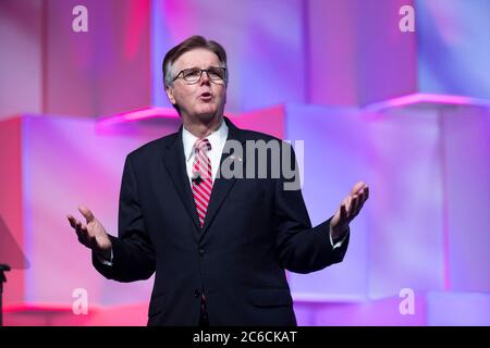 Texas Lt. Gov. DAN PATRICK spricht am 15. Juni 2018 zu den Delegierten der Republikanischen Partei von Texas 2018 in San Antonio. Die für Juli 2020 geplante persönliche Versammlung in Houston wurde aufgrund der Coronavirus-Pandemie in letzter Minute abgesagt. ©Bob Daemmrich Stockfoto