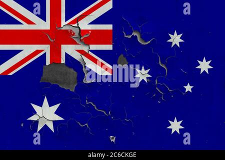 Australien Flagge Nahaufnahme alt, beschädigt und schmutzig an der Wand abblätternde Farbe von innen zu sehen Oberfläche. Vintage National Konzept. Stockfoto