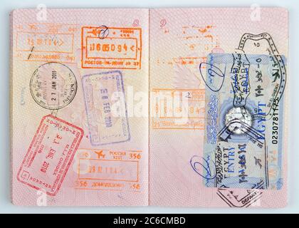 Russischer Reisepass mit ägyptischem Visum und Briefmarken an der Grenze verschiedener Länder Stockfoto
