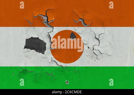 Niger Flagge Nahaufnahme alt, beschädigt und schmutzig an der Wand abblätternde Farbe von innen zu sehen Oberfläche. Vintage National Konzept. Stockfoto