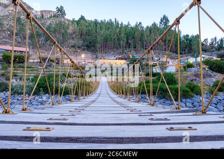 Colca Canyon Hot Springs La Calera, Hängebrücke über den Colca River, Chivay, Peru Stockfoto