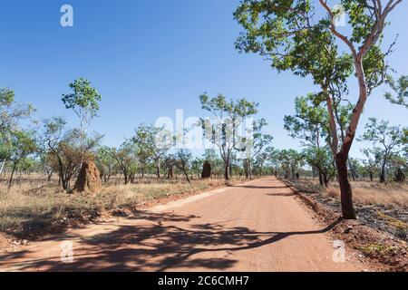 Rote Feldstraße, die nach Maguk (Barramundi Gorge) durch die Savanne, den Kakadu National Park, Northern Territory, NT, Australien führt Stockfoto