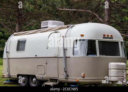 13. Juni 2020 - Frelighsburg, Québec, Kanada: Argosy Airstream Caravan Painted 1970er Line auf einem Campingplatz während des Urlaubs Made in USA Stockfoto