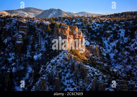 Formationen leuchten im verblassenden Abendlicht am Chiricahua National Monument im Süden Arizonas. Stockfoto