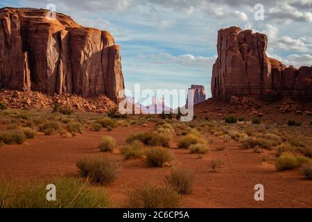 Das Nordfenster des Monument Valley mit Elephant Butte auf der linken Seite und CLY Butte auf der rechten Seite. Stockfoto