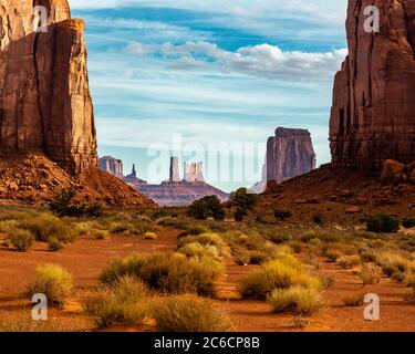 Norden Fenster entlang Schleife fahren Sie in das berühmte Monument Valley im Norden von Arizona. Stockfoto