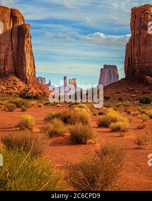 Das Nordfenster des Monument Valley mit Elephant Butte auf der linken Seite und CLY Butte auf der rechten Seite. Stockfoto