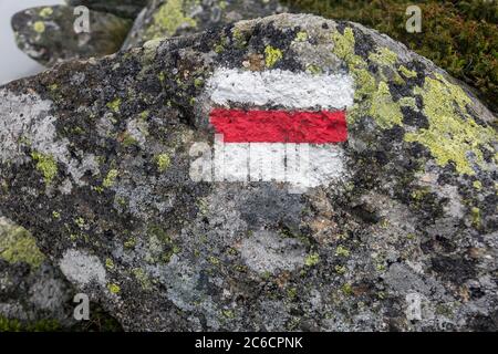 Touristische Route Markierung auf Stein, in weiß und rot gemalt führt den Weg zum Wanderberg Stockfoto