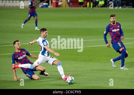 Barcelona, Spanien. Juli 2020. Adrian Embarba (2., L) von RCD Espanyol dreht während eines Fußballspiels der spanischen Liga zwischen RCD Espanyol und Barcelona in Barcelona, Spanien, 8. Juli 2020. Quelle: Joan Gosa/Xinhua/Alamy Live News Stockfoto