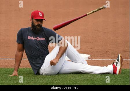 St. Louis Cardinals Matt Carpenter erstreckt sich während des Sommerlagers im Busch-Stadion in St. Louis am Mittwoch, 7. Juli 2020. Foto von Bill Greenblatt/UPI Stockfoto