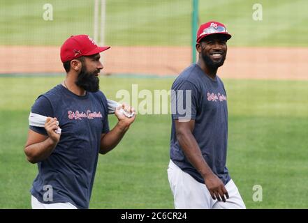 St. Louis Cardinals Matt Carpenter (L) und Dexter Fowler bereiten sich auf die Schlagübung während des Sommerlagers im Busch Stadium in St. Louis am Mittwoch, 7. Juli 2020 vor. Foto von Bill Greenblatt/UPI Stockfoto