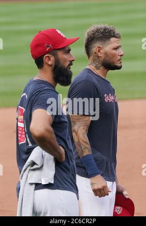 St. Louis Cardinals Catcher Yadier Molina (R) und Matt Carpenter beobachten Schlagübungen während des Sommerlagers im Busch Stadium in St. Louis am Mittwoch, 7. Juli 2020. Foto von Bill Greenblatt/UPI Stockfoto