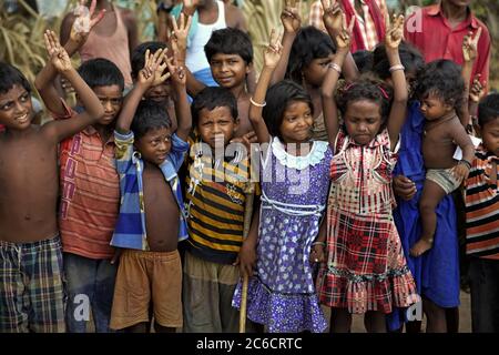 Kinder jubeln zusammen für ein Foto in Faldu landwirtschaftlichen Dorf, Nawada Bezirk, Bihar, Indien. Stockfoto