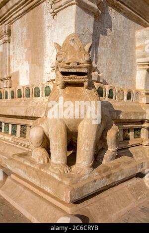 Eine volle Ansicht einer geschnitzten Steinstatue eines Chinthe (Löwen) am Ananda Buddhist Temple in Yangon, Myanmar Stockfoto