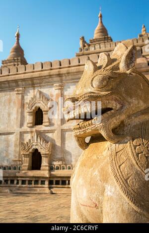 Nahaufnahme einer geschnitzten Steinstatue eines Chinthe (Löwen) im Ananda Buddhist Temple in Yangon, Myanmar Stockfoto