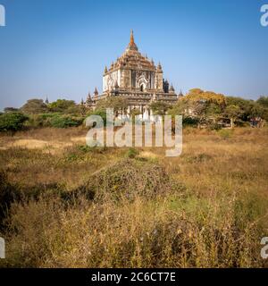 Ein Blick auf den alten Thatbyinnyu Tempel in der Bagan Ebene in Myanmar Stockfoto