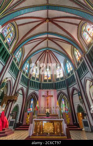 Eine Innenansicht der katholischen Kirche der Heiligen Maria in Alt-Yangon, Myanmar Stockfoto