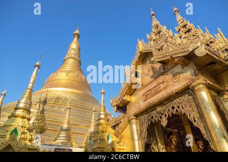 Eine niedrige Ansicht von vergoldeten Stupas und vergoldeten Schnitzereien an der Shwedagon Pagode in Yangon, Myanmar Stockfoto