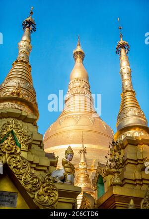 Eine niedrige Ansicht von vergoldeten Stupas an der Shwedagon Pagode in Yangon, Myanmar Stockfoto