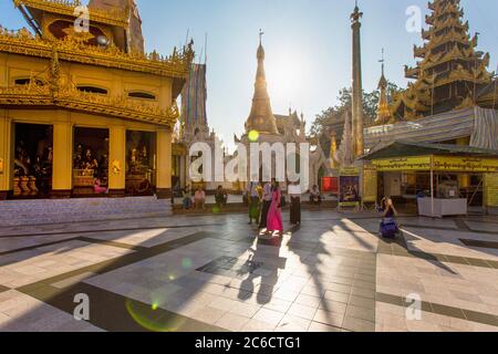 Gläubige gehen durch das Innere der Shwedagon Pagode in Yangon, Myanmar Stockfoto