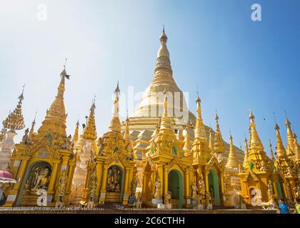 Eine niedrige Ansicht von vergoldeten Stupas an der Shwedagon Pagode in Yangon, Myanmar Stockfoto