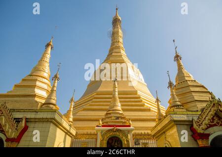 Eine niedrige Ansicht von vergoldeten Stupas an der Shwedagon Pagode in Yangon, Myanmar Stockfoto