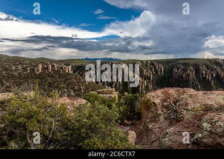 Dieser Blick auf den Zuckerhut bietet einen weiten Blick auf den Rhyolite Canyon im Chiricahua National Monument im Süden Arizonas. Stockfoto