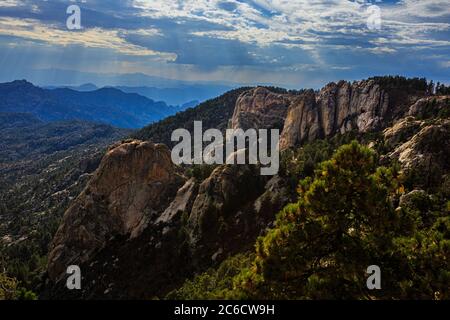 Sonnenlicht, das durch sich aufsammende Sturmwolken filtert, schafft einen dramatischen Blick nach Westen vom Lemmon Rock in den Santa Catalina Bergen in der Nähe von Tucson. Stockfoto