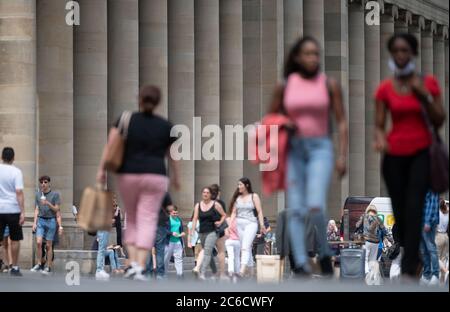 Stuttgart, Deutschland. Juli 2020. Passanten wandern entlang der Königstraße vor dem Königsbau. Die neue Initiative "nur eine pulsierende Stadt ist eine sichere Stadt - und wir gestalten das Leben in dieser Stadt! (Zu dpa 'PK der neuen Initiative 'nur eine lebendige Stadt ist eine sichere Stadt - und wir gestalten das Leben in dieser Stadt!') Quelle: Marijan Murat/dpa/Alamy Live News Stockfoto