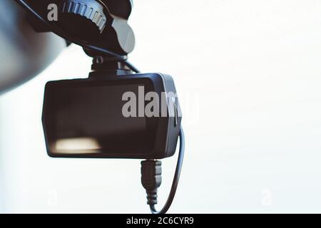 Der Videorecorder im Auto hängt auf dem Glas Stockfoto