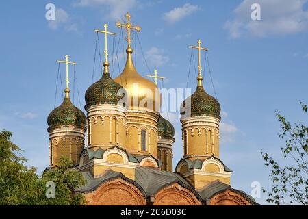 Vergoldete und geflieste Domes der Kathedrale des Schildes Varvarka (Moskau) Stockfoto